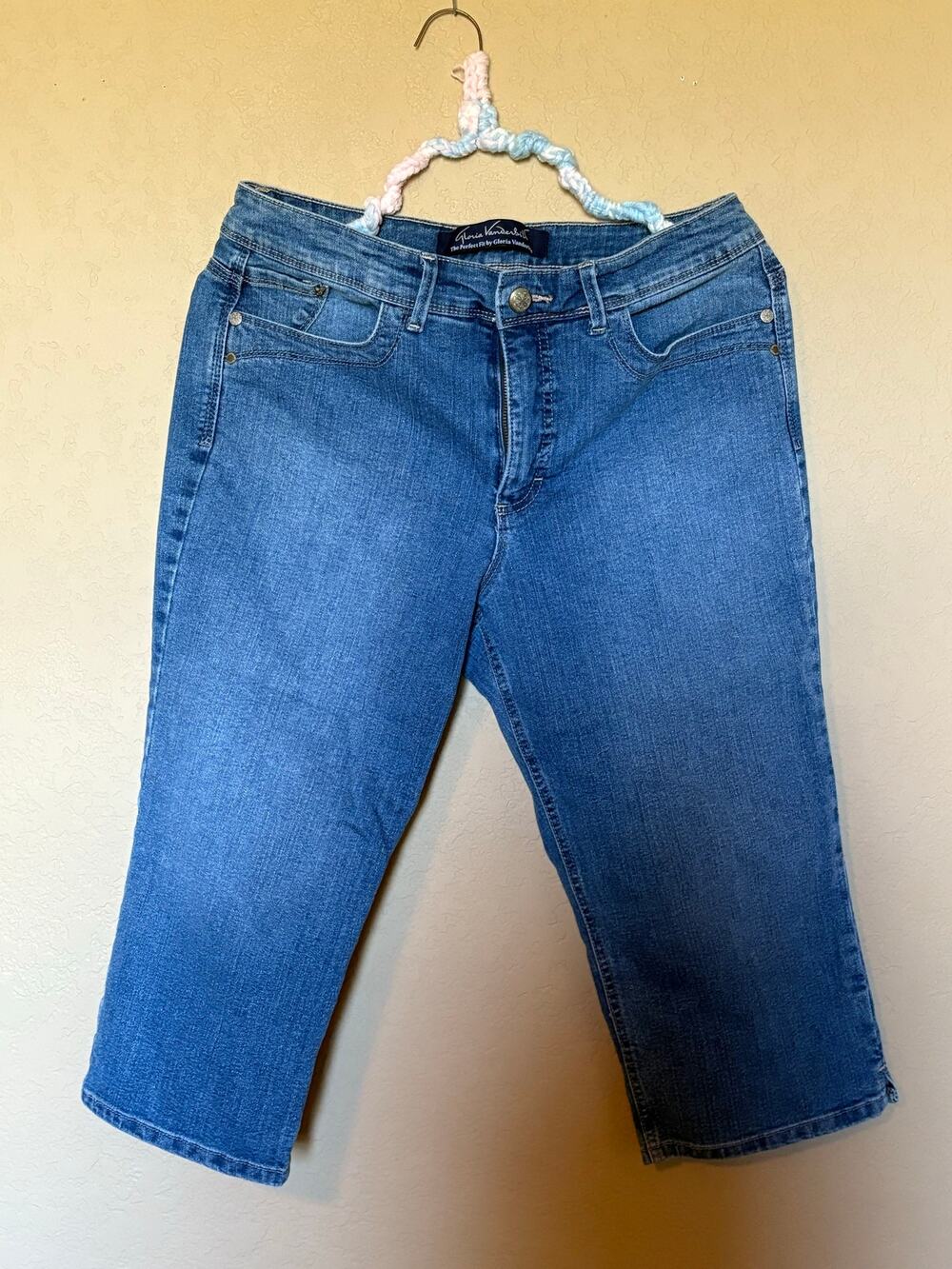 Gloria Vanderbilt denim Capri's Medium Wash size 14